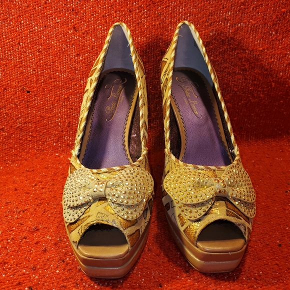 Poetic License Gold Genuine Leather Peek A Boo peep toe pumps. - Picture 5 of 14
